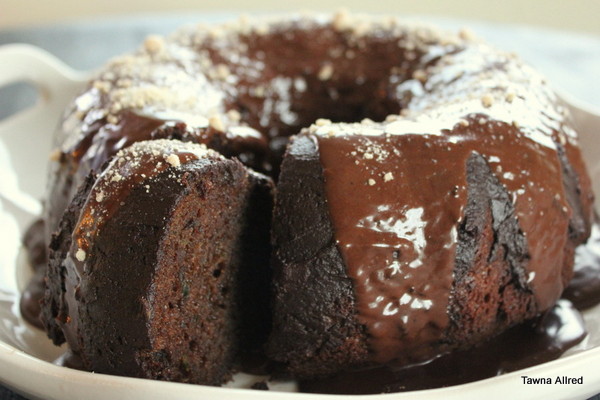 chocolate-zucchini-cake-with-cinnamon-glaze-&-streusel-topping-001