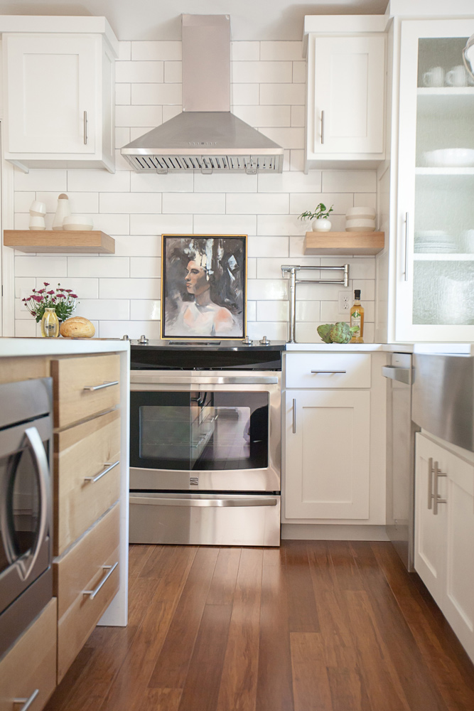 sugar-loaf-wy-simple-white-kitchen-interior-design